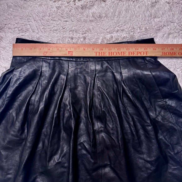 Banana Republic Women’s Lambs Leather Pleated Mini Skirt • Black • Size 10 - Picture 4 of 10